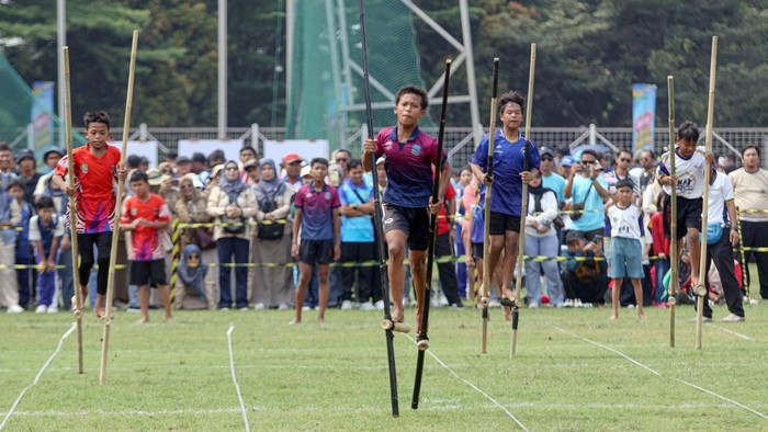 Sejumlah peserta mengilkuti lomba terompah panjang saat invitasi Olahraga Tradisional (Ortrad) Jawa Barat 2026 di Area Stadion Gelora Pakansari, Kabupaten Bogor, Jawa Barat, Selasa (27/10/2026). Kegiatan yang diselenggarakan oleh Dinas Pemuda dan Olahraga (Dispora) Provinsi Jawa Barat itu diikuti  648 peserta berasal dari 27 kabupaten dan kota se-Jawa Barat, yang bertujuan untuk melestarikan dan mengembalikan nilai-nilai warisan budaya bangsa, serta memperkenalkan kembali permainan rakyat kepada generasi muda. ANTARA FOTO/Yulius Satria Wijaya/YU