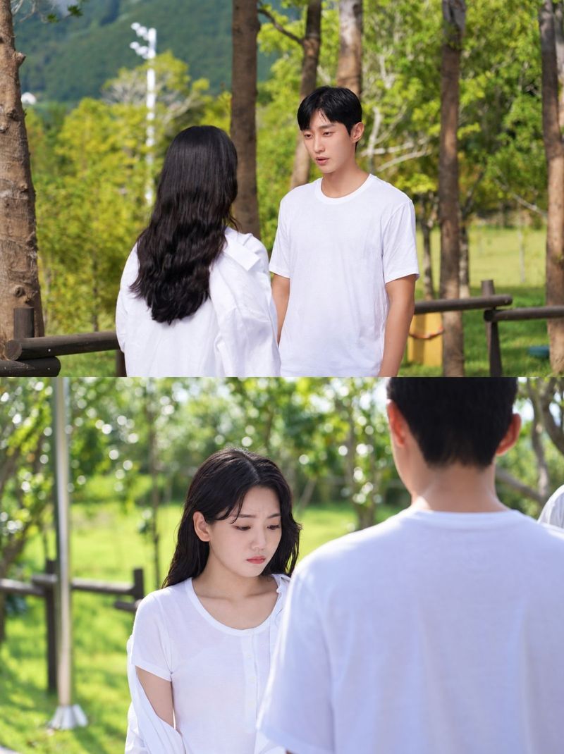 Jinyoung dan Cho Yi Hyun dalam drama Korea Summer Vacation.
