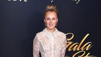 JoJo Siwa Anggun Bergaun Lace Putih Bareng Kekasih, Isyarat Siap Menikah?