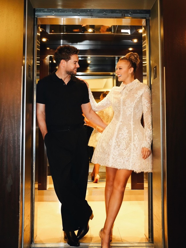 JoJo datang bersama kekasihnya, Chris Hughes. Keduanya tampak mesra saat pose di karpet merah. Chris, bintang reality show &lsquo;Love Island&rsquo;, tampil serba hitam dan tak henti tersenyum di samping JoJo. Foto: Instagram/@itsjojosiwa
