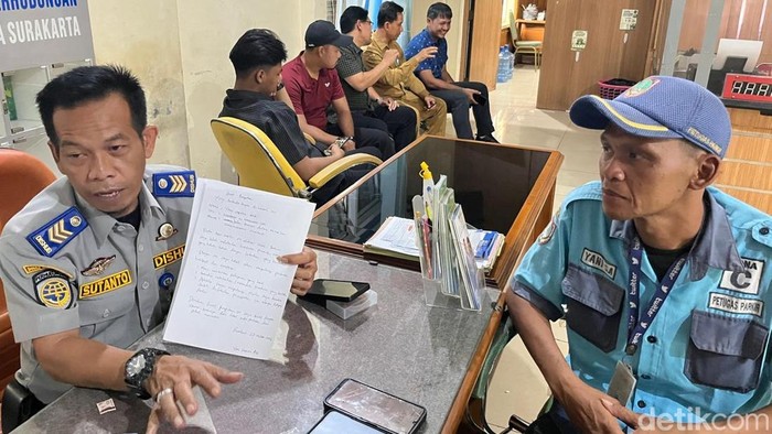Jukir dilaporkan meminta uang parkir saat jemput sekolah dipanggil dishub Kota Solo, Selasa (27/10/2026)