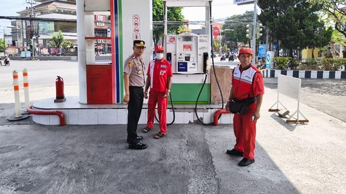 Kapolresta Denpasar, Kombes I Wayan Winaya, mengecek salah satu SPBU di Denpasar. (Dok. Polresta Denpasar)