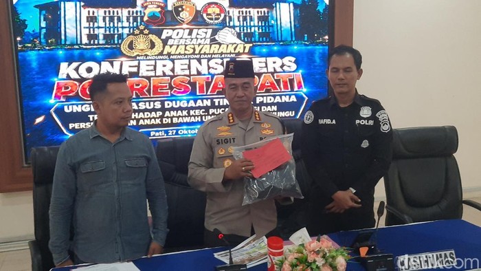 Kapolresta Pati Kombes Sigit saat konferensi pers kasus bapak dan anak perkosa ABG, Selasa (27/10/2026).