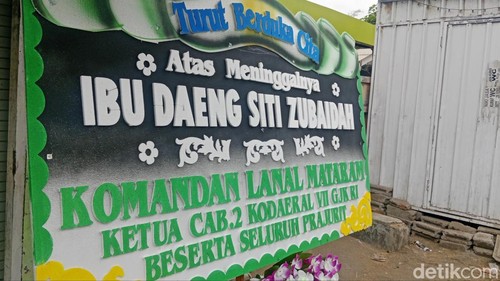 Karangan bunga di rumah korban Daeng Siti Zubaidah korban yang meninggal karena diduga dibunuh oleh suaminya yang merupakan anggota TNI AL, Lombok Timur, NTB, Selasa (27/10/2026) foto (Sanusi Ardi W/detikBali).