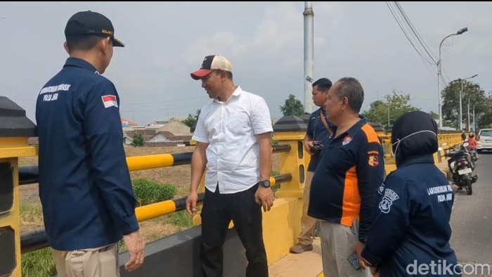 Kasat Reskrim Polres Madiun Kota AKP Agus Riyadi saat memimpin olah TKP ke sungai di Jalan Ring Road Kota Madiun.