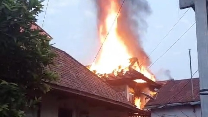 Kebakaran rumah panggung dua lantai di Jalan Bendung, Kelurahan 20 Ilir D II, Kecamatan Kemuning Palembang