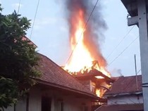 Rumah Panggung di Palembang Terbakar Diduga karena Korsleting Listrik
