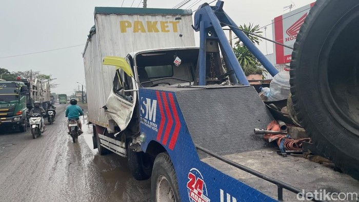 Truk terlibat kecelakaan di jalan Pantura Juwana - Rembang, Selasa (27/10/2026).