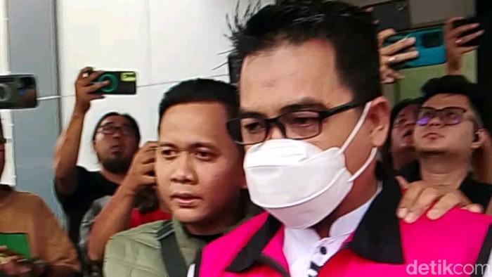 Kedua tersangka dugaan korupsi lampu jalan digiring ke mobil tahanan Kejari Palembang