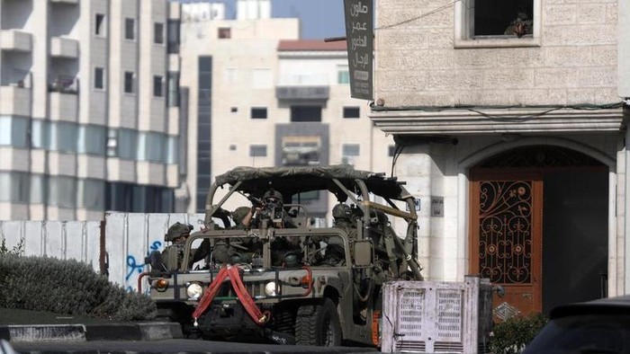 Kendaraan militer Israel berpatroli saat operasi militer di Kota Hebron, Tepi Barat, pada 25 Oktober 2026. (Xinhua/Mamoun Wazwaz) Kendaraan militer Israel berpatroli saat operasi militer di Kota Hebron, Tepi Barat, pada 25 Oktober 2026. (Xinhua/Mamoun Wazwaz)