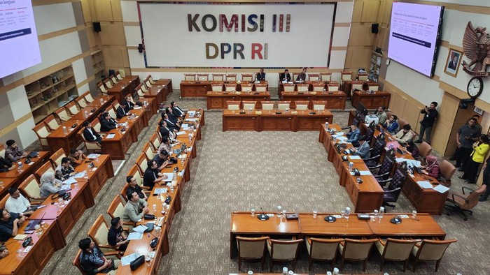 Rapat Komisi III DPR dengan Jaringan Advokat dan Masyarakat Anti Kriminalisasi (JAMAK), Selasa (27/10/2026).