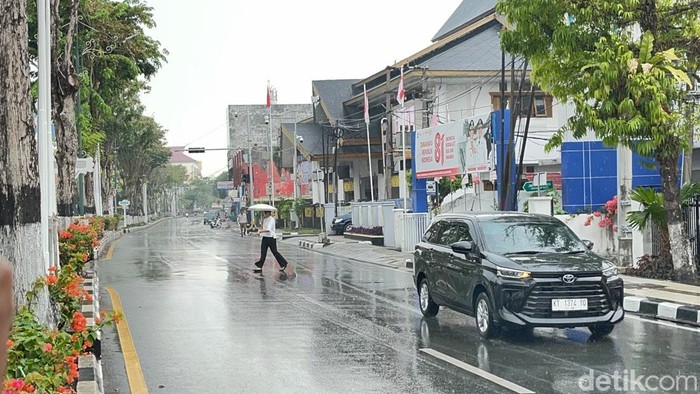 Kondisi hujan saat kabut asap masih menyelimuti Kota Balikpapan, Kalimantan Timur. (Ary Nindita Intan RS)