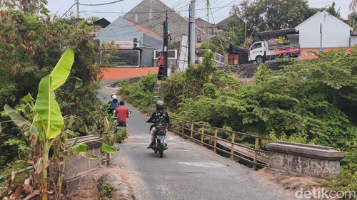 Kondisi jembatan penghubung Desa Kerobokan dengan Kampung Jarat, Kelurahan Penarukan, Buleleng, Bali, Selasa (27/10/2026). Foto : Made Wijaya Kusuma