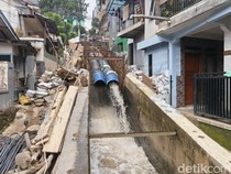Was-was Warga Cipaganti Tanggul Sungai Cikalintu Jebol di Musim Hujan