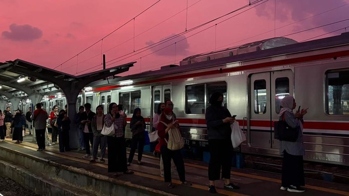 KRL di Stasiun Jakarta Kota