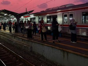 Penyebab Langit Merah Jambu Jakarta Kemarin Sore, Ada Terkait Polusi?