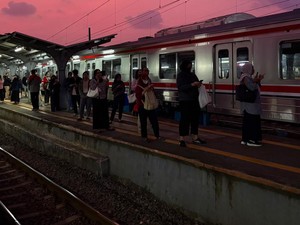 KAI Langsung Perbaiki KRL yang Keluarkan Asap di Stasiun Jakarta Kota