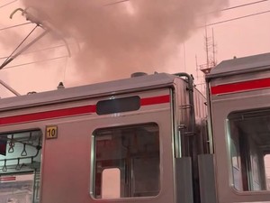 KRL di Stasiun Jakarta Kota Keluarkan Asap, Penumpang Dengar Ledakan