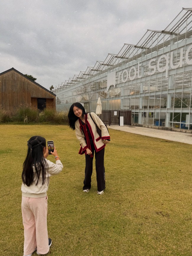 Netizen sebelumnya takjub melihat foto kebersamaan Lee Young Ae dan suami CEO-nya yang sudah memasuki usia 75 tahun. Sementara sang aktris berusia 55 tahun. Pasangan yang terpaut 20 tahun itu seolah menolak tua. Foto: dok. Instagram @leeyoungae0824