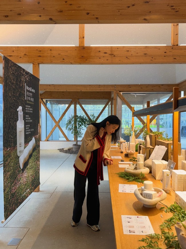 Pemeran Dae Jang Geum itu selama ini mendapat julukan sebagai &lsquo;Oxygen Woman&rsquo; karena kulitnya yang putih bening. Ia pun sukses merintis merek kosmetiknya dengan flagship store di kawasan Samcheong-dong, Seoul.&nbsp;Foto: dok. Instagram @leeyoungae0824