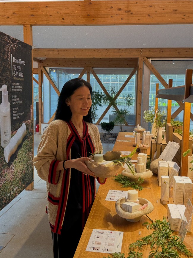 Lewat unggahan terbarunya, Lee Young Ae terlihat mendatangi kantor merek kosmetik organiknya Lyanature sebagai founder sejak 2013. Produknya diklaim 100% berbasis tumbuhan.&nbsp;Foto: dok. Instagram @leeyoungae0824