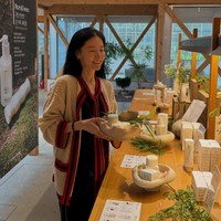 Lewat unggahan terbarunya, Lee Young Ae terlihat mendatangi kantor merek kosmetik organiknya Lyanature sebagai founder sejak 2013. Produknya diklaim 100% berbasis tumbuhan.&nbsp;Foto: dok. Instagram @leeyoungae0824