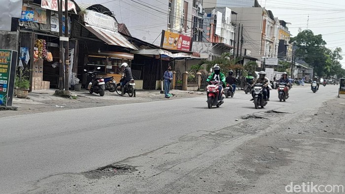 Lubang-lubang di Jalan Tuasan, Kecamatan Medan Tembung, Kota Medan.