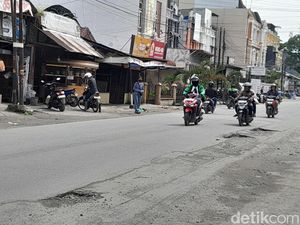 Lubang di Jalan Tuasan Medan Dikeluhkan Warga