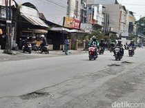 Lubang di Jalan Tuasan Medan Dikeluhkan Warga
