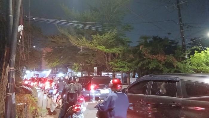 Macet di depan Kantor Camat Panakkukang Makassar malam Ini.