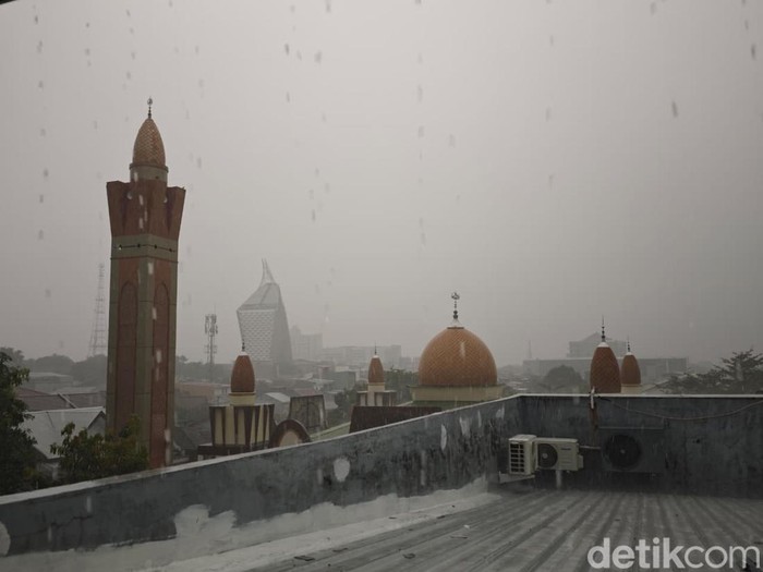 Makassar diguyur hujan pada Selasa, 27/10/2026. (Foto: Urwatul Wutsqaa/detikSulsel)