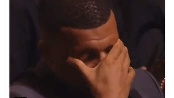 Kylian Mbappe tampak termenung setelah Harry Kane diumumkan menang. Foto: X.com