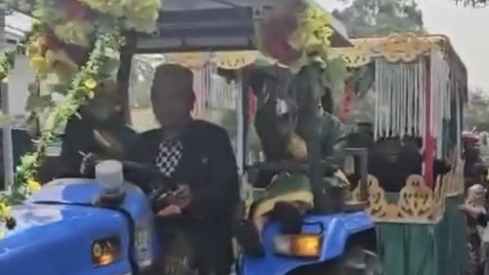 Mempelai pria di Pinrang pakai traktor ke lokasi pernikahan.
