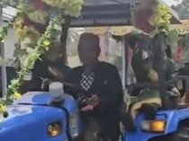 Pengantin di Pinrang Naik Traktor ke Lokasi Pesta Pernikahan