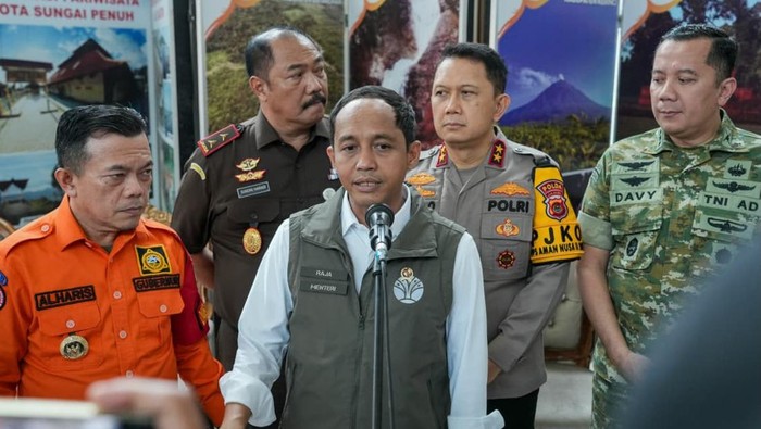 Menteri Kehutanan Raja Juli Antoni saat meninjau karhutla di Jambi