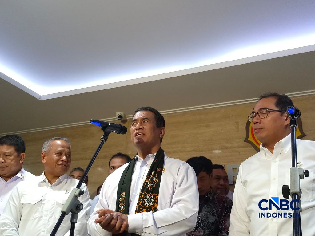 Menteri Pertanian sekaligus Kepala Bapanas Amran Sulaiman saat konferensi pers di kantornya, Jakarta, Selasa (27/10/2026). Menteri Pertanian sekaligus Kepala Bapanas Amran Sulaiman saat konferensi pers di kantornya, Jakarta, Selasa (27/10/2026). (CNBC Indonesia/Martyasari Rizky)