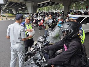 Operasi Patuh di Fatmawati Jaksel, Pemotor Tertib Lalin Dapat Hadiah Helm