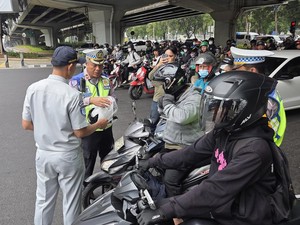 Operasi Patuh di Fatmawati Jaksel, Pemotor Tertib Lalin Dapat Hadiah Helm