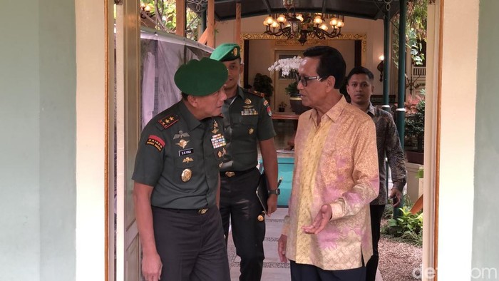 Pangdam XXVI/Mataram, Mayjen TNI Drajad Brima Yoga menemui Gubernur DIY Sri Sultan Hamengku Buwono X di Kompleks Kepatihan, Kota Jogja, Selasa (27/10).