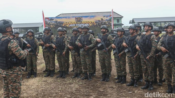 Pasukan AD Indonesia - India saat melaksanakan upacara pembukaan Latihan Bersama (Latma) Garuda Shakti 2026.
