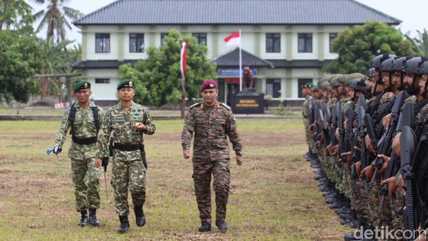 Pasukan AD Indonesia - India saat melaksanakan upacara pembukaan Latihan Bersama (Latma) Garuda Shakti 2026.