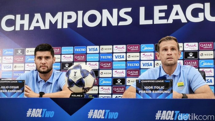 Pelatih Persib Igor Tolic dan Pemain Julio Cesar saat jumpa pers jelang laga Persib Vs Melbourne Victory  di Stadion Si Jalak Harupat, Selasa (27/10/2026).