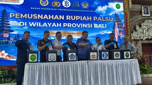 Pemusnahan uang rupiah palsu di Mapolda Bali, Selasa (27/10/2026) (Putu Yonata/detikBali)