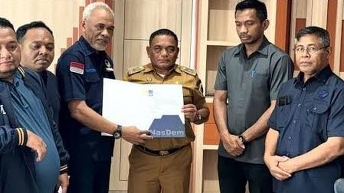 Pengurus NasDem Sultra menyerahkan surat pemecatan La Ode Tariala dari NasDem kepada DPRD Sultra.