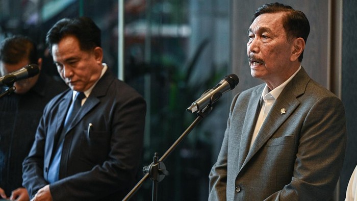 Ketua Dewan Ekonomi Nasional (DEN) Luhut Binsar Pandjaitan (kanan) berbincang dengan Menteri Koordinator Bidang Hukum, Hak Asasi Manusia, Imigrasi, dan Pemasyarakatan Yusril Ihza Mahendra (kiri) di sela menyampaikan keterangan usai pertemuannya di Ka