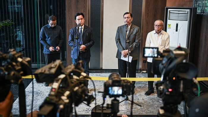 Ketua Dewan Ekonomi Nasional (DEN) Luhut Binsar Pandjaitan (kanan) berbincang dengan Menteri Koordinator Bidang Hukum, Hak Asasi Manusia, Imigrasi, dan Pemasyarakatan Yusril Ihza Mahendra (kiri) di sela menyampaikan keterangan usai pertemuannya di Kantor Dewan Ekonomi Nasional, Jakarta, Selasa (27/10/2026). Pertemuan tersebut dalam rangka menyerahkan hasil kajian terkait penyempurnaan Undang-Undang Tindak Pidana Korupsi (UU Tipikor) dari Ketua DEN Luhut Binsar Pandjaitan kepada Menko Kumham Imipas Yusril Ihza Mahendra sebagai upaya memperkuat kepastian hukum, keadilan, dan pemberantasan korupsi guna mendukung keberhasilan pembangunan ekonomi nasional. ANTARA FOTO/Fauzan/nym.