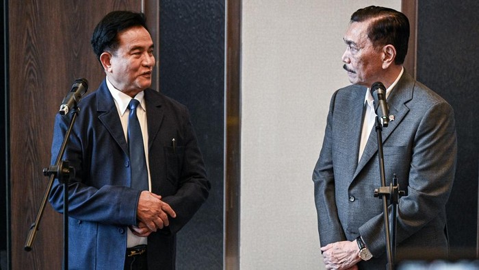 Ketua Dewan Ekonomi Nasional (DEN) Luhut Binsar Pandjaitan (kanan) berbincang dengan Menteri Koordinator Bidang Hukum, Hak Asasi Manusia, Imigrasi, dan Pemasyarakatan Yusril Ihza Mahendra (kiri) di sela menyampaikan keterangan usai pertemuannya di Kantor Dewan Ekonomi Nasional, Jakarta, Selasa (27/10/2026). Pertemuan tersebut dalam rangka menyerahkan hasil kajian terkait penyempurnaan Undang-Undang Tindak Pidana Korupsi (UU Tipikor) dari Ketua DEN Luhut Binsar Pandjaitan kepada Menko Kumham Imipas Yusril Ihza Mahendra sebagai upaya memperkuat kepastian hukum, keadilan, dan pemberantasan korupsi guna mendukung keberhasilan pembangunan ekonomi nasional. ANTARA FOTO/Fauzan/nym.
