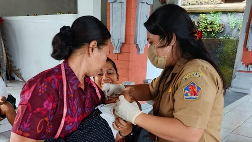 Petugas kesehatan melakukan pengecekan kesehatan terhadap anak anak di Buleleng, Bali. (Foto: Dok.Kominfo Buleleng)