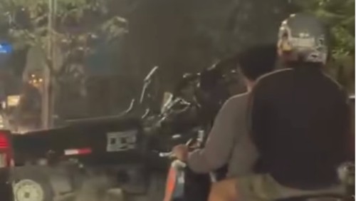 Pikap hilang kendali menabrak rambu lalu lintas di Bypass Ngurah Rai, Senin (26/10/2026) malam.