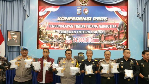 Polda Riau membongkar sabu Rp 62,9 miliar dari jaringan internasional dan menangkap lima tersangka